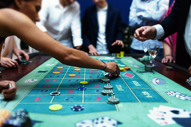 gambling age in canada - image of a casino table game